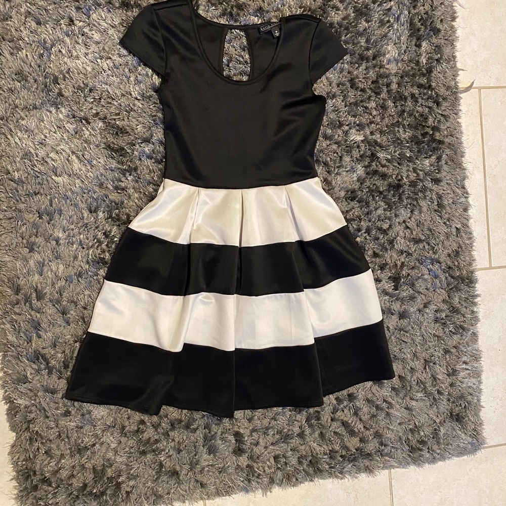Short white and black dress, 0 details